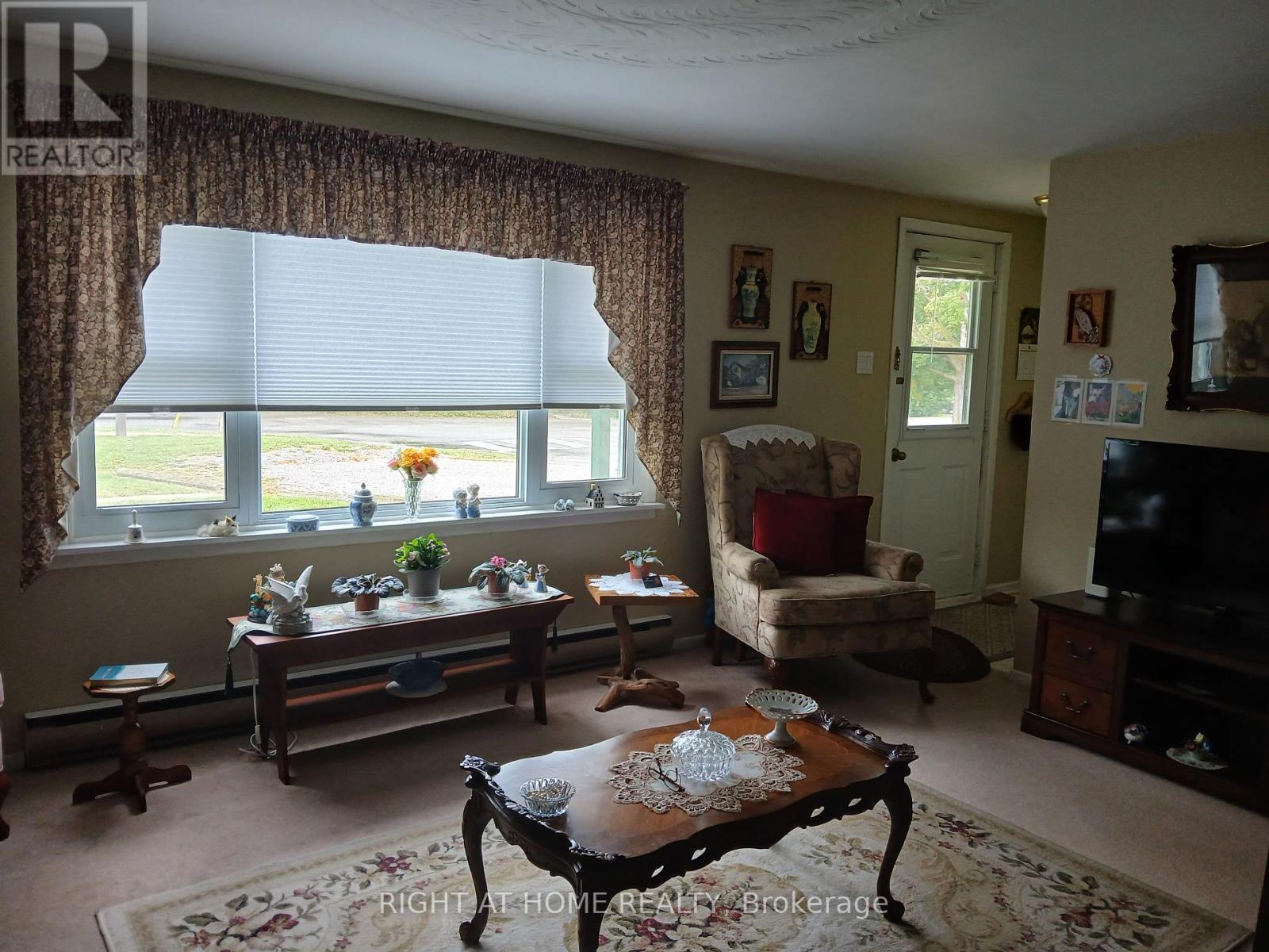 171 Union Avenue, Scugog (Port Perry), ON - Indoor Photo Showing Living Room