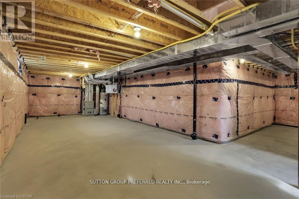 252 Leitch Street, Dutton/Dunwich (Dutton), ON - Indoor Photo Showing Garage