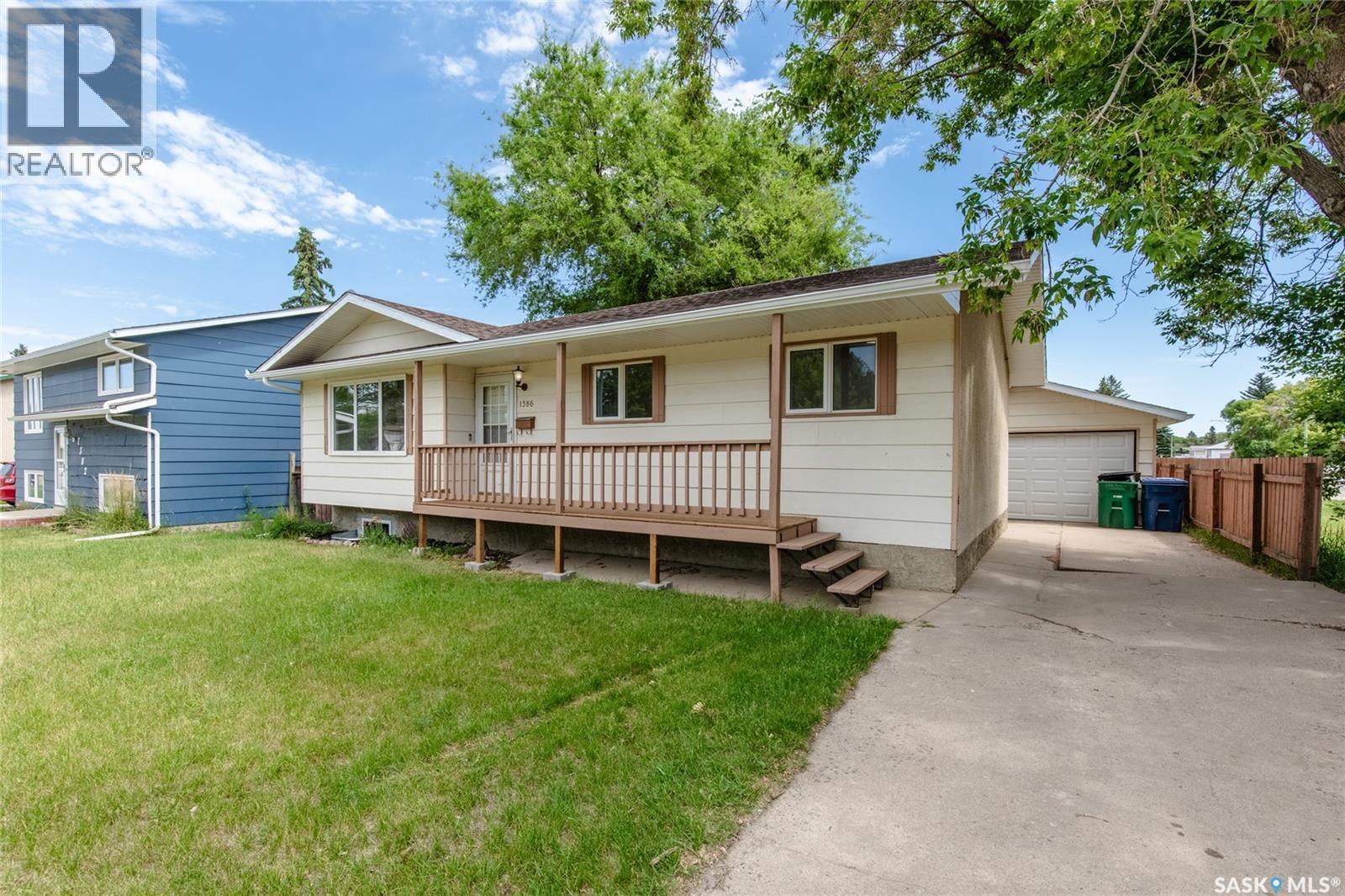 1386 Manitou Crescent, Moose Jaw, SK - Outdoor With Deck Patio Veranda