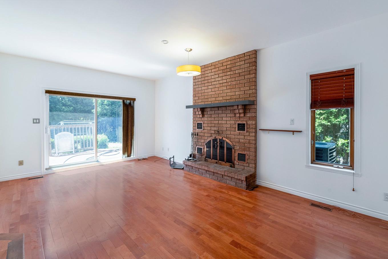 Dining room - 3 Rue Du Labrador, Kirkland, QC - Indoor With Fireplace