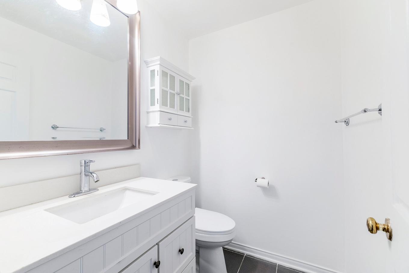 Powder room - 3 Rue Du Labrador, Kirkland, QC - Indoor Photo Showing Bathroom