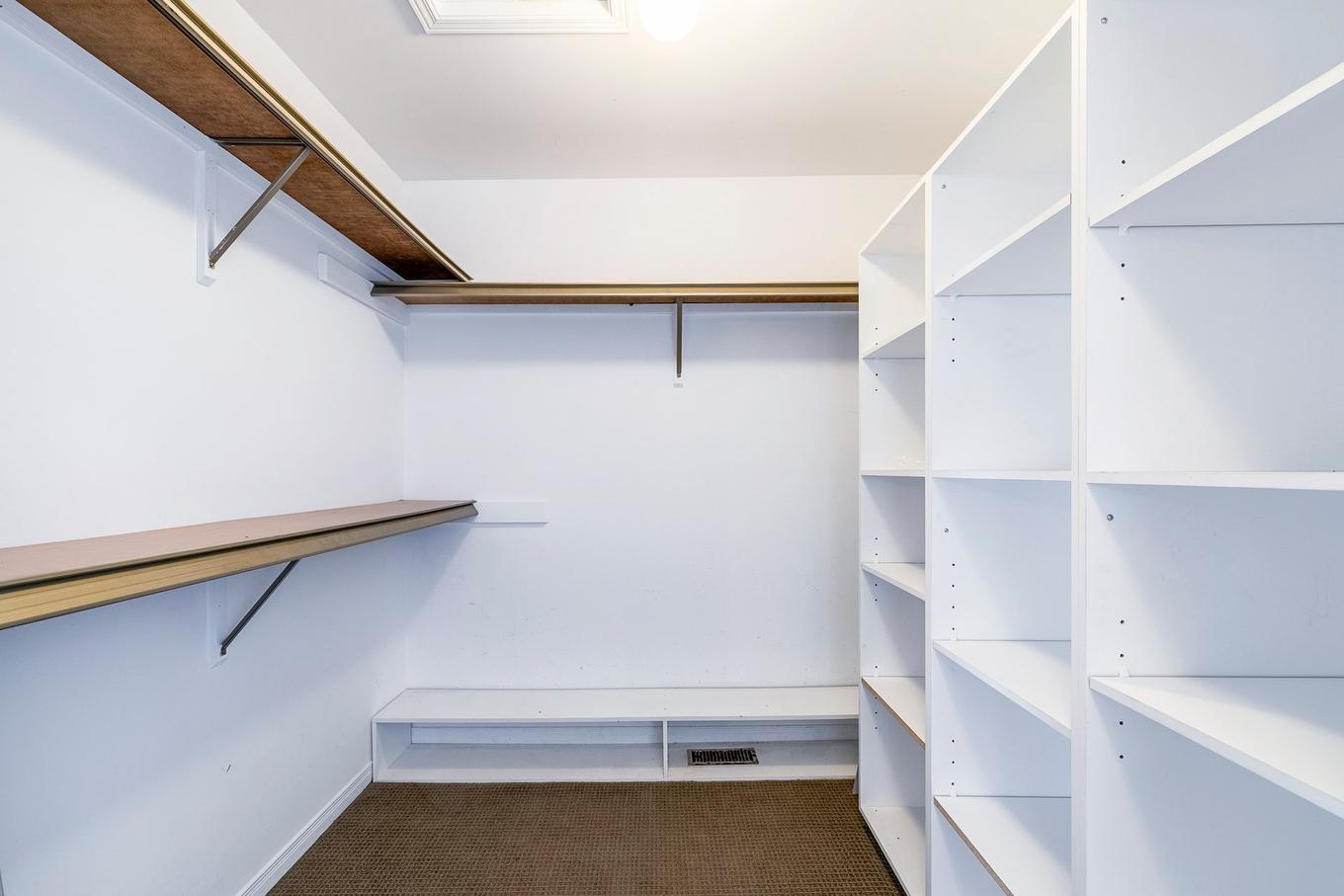 Walk-in closet - 3 Rue Du Labrador, Kirkland, QC - Indoor With Storage