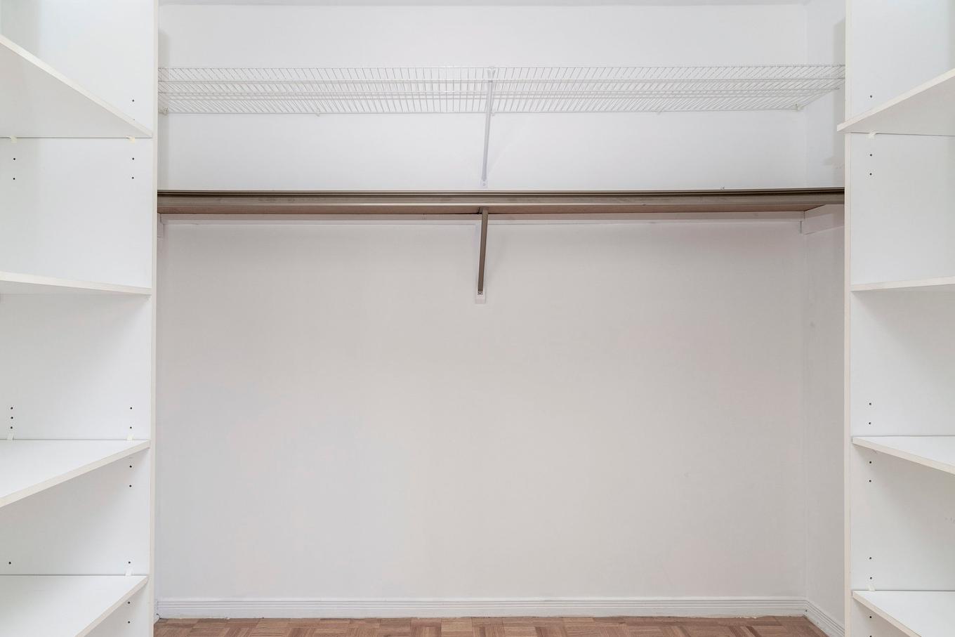 Walk-in closet - 3 Rue Du Labrador, Kirkland, QC - Indoor With Storage