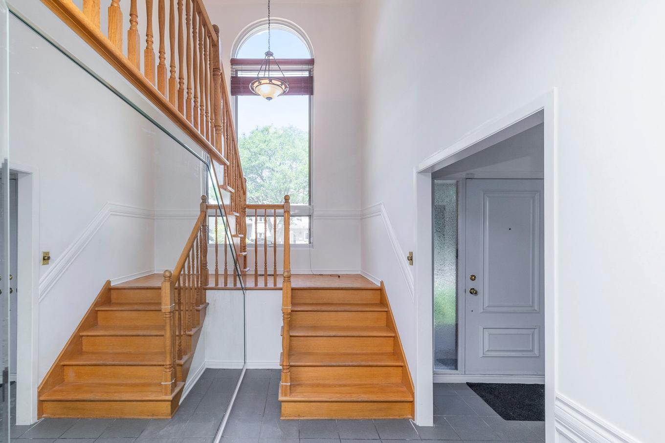 Staircase - 3 Rue Du Labrador, Kirkland, QC - Indoor Photo Showing Other Room