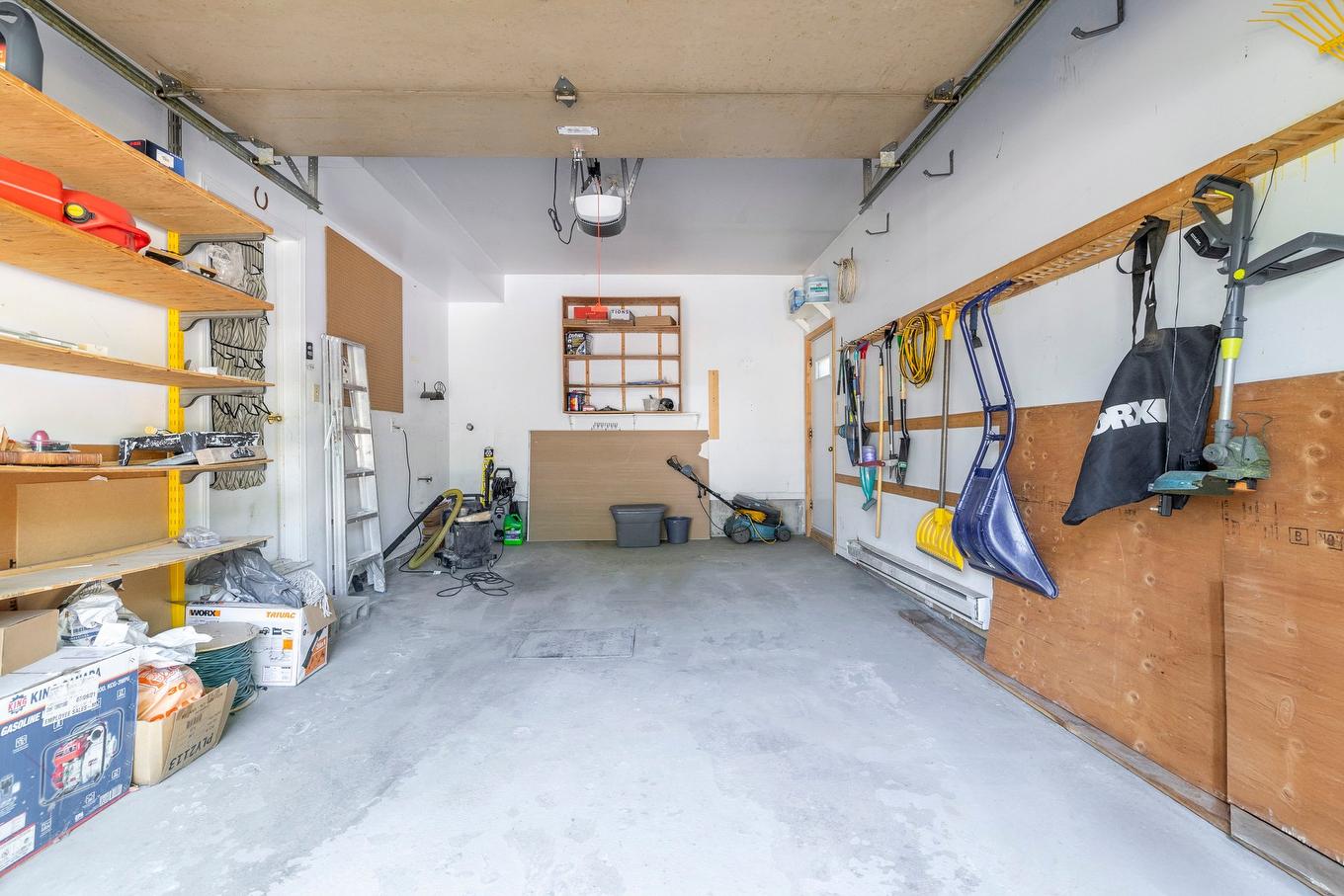Garage - 3 Rue Du Labrador, Kirkland, QC - Indoor Photo Showing Other Room