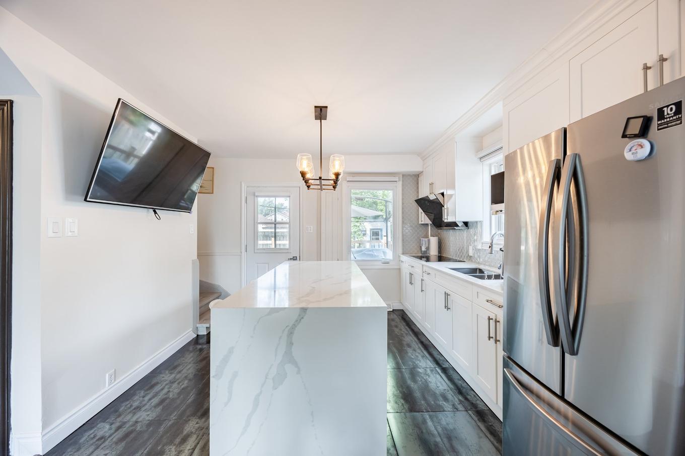 Kitchen - 69 2E Avenue N., Montréal (Pierrefonds-Roxboro), QC - Indoor Photo Showing Kitchen With Double Sink With Upgraded Kitchen