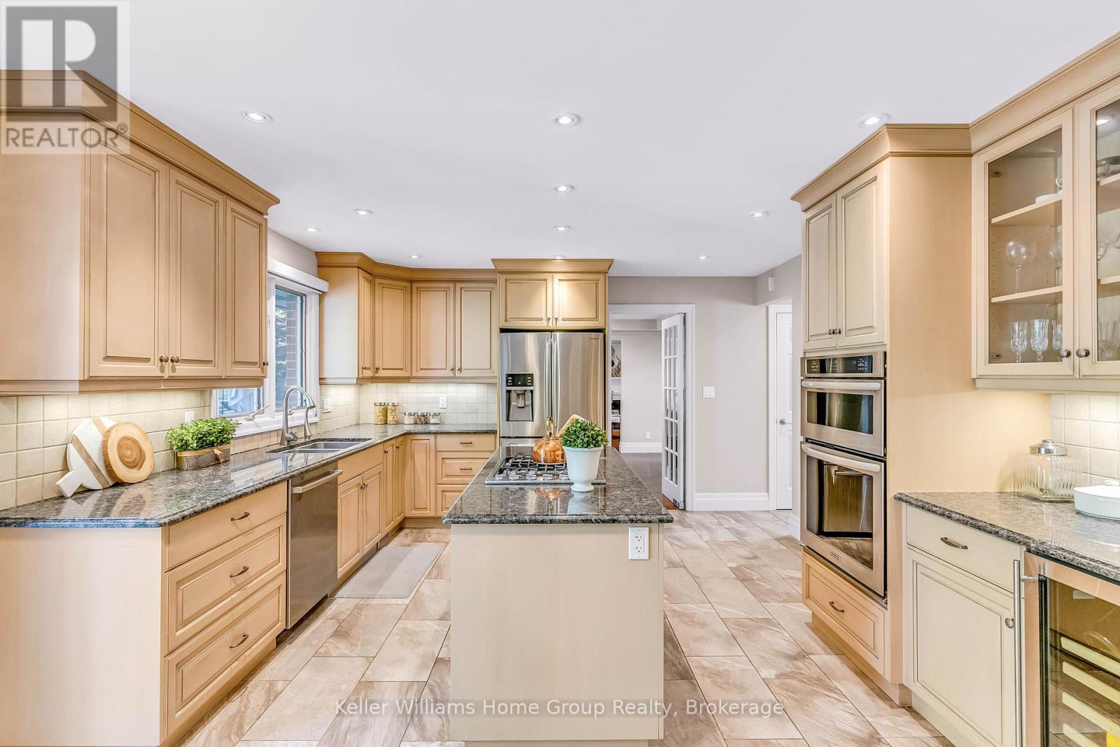 6703 Wellington 34 Road, Puslinch (Crieff/Aikensville/Killean), ON - Indoor Photo Showing Kitchen With Upgraded Kitchen