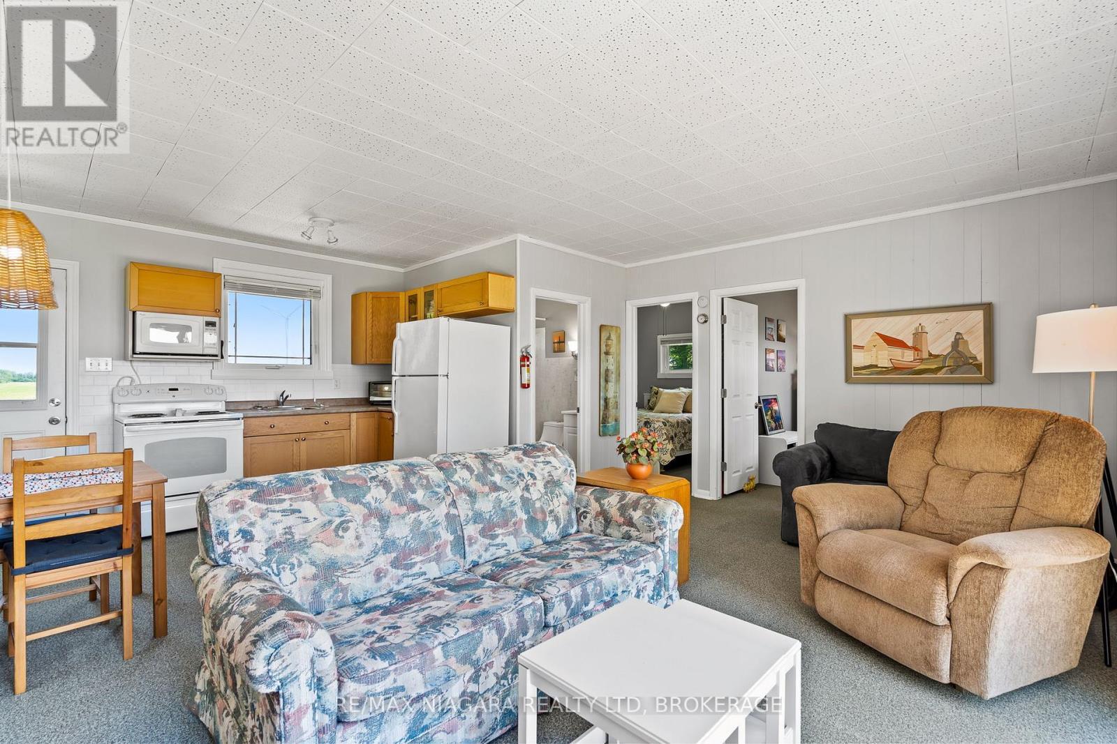 45 Erie Heights Line, Haldimand (Dunnville), ON - Indoor Photo Showing Living Room