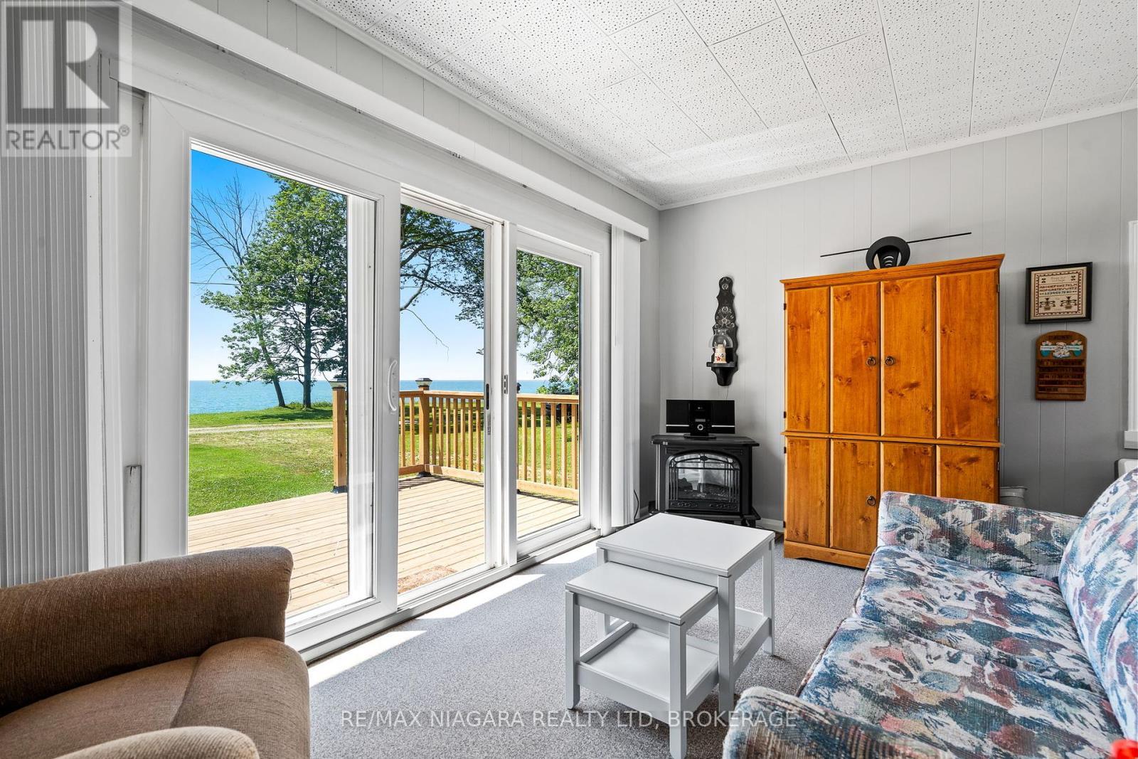 45 Erie Heights Line, Haldimand (Dunnville), ON - Indoor Photo Showing Living Room