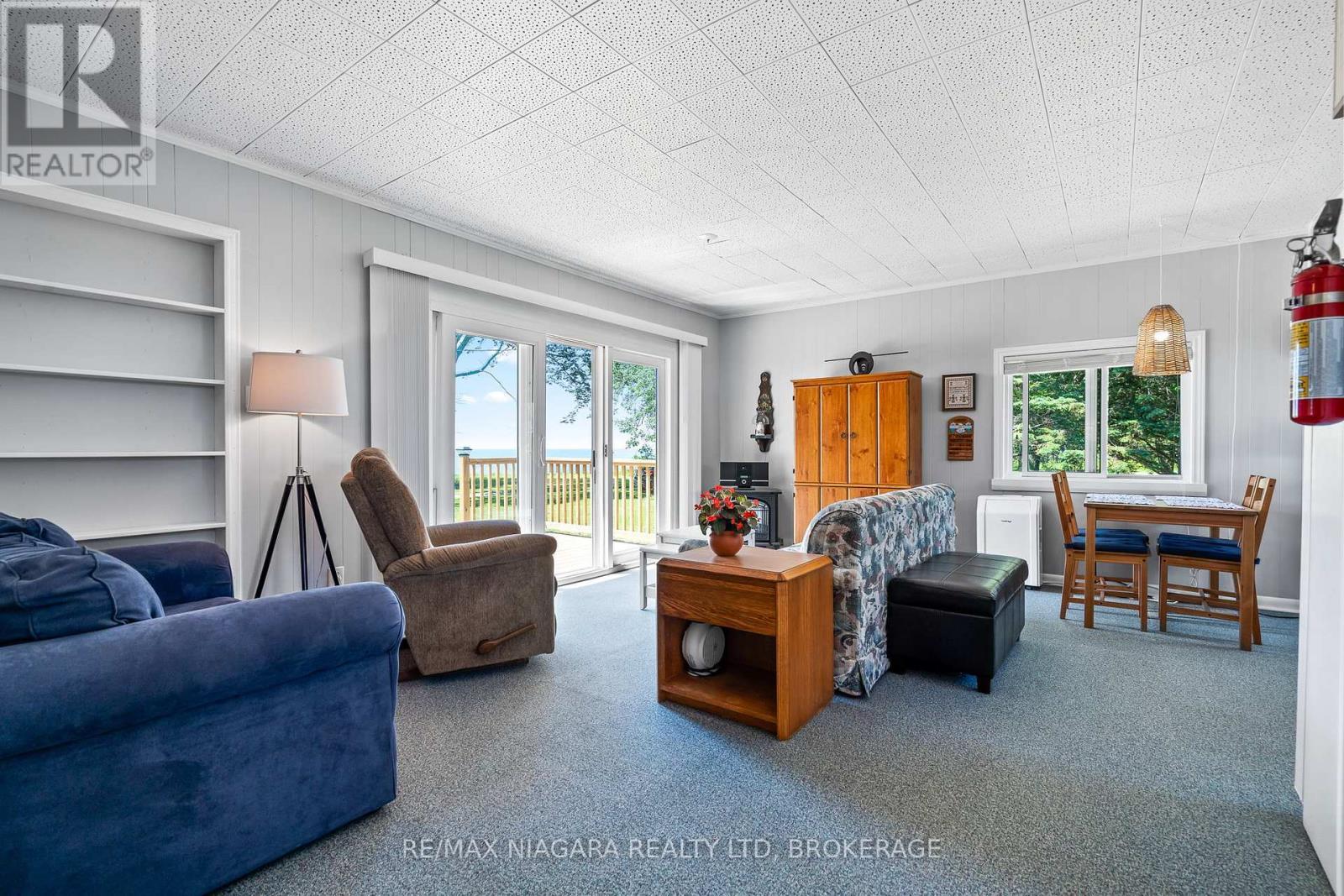 45 Erie Heights Line, Haldimand (Dunnville), ON - Indoor Photo Showing Living Room
