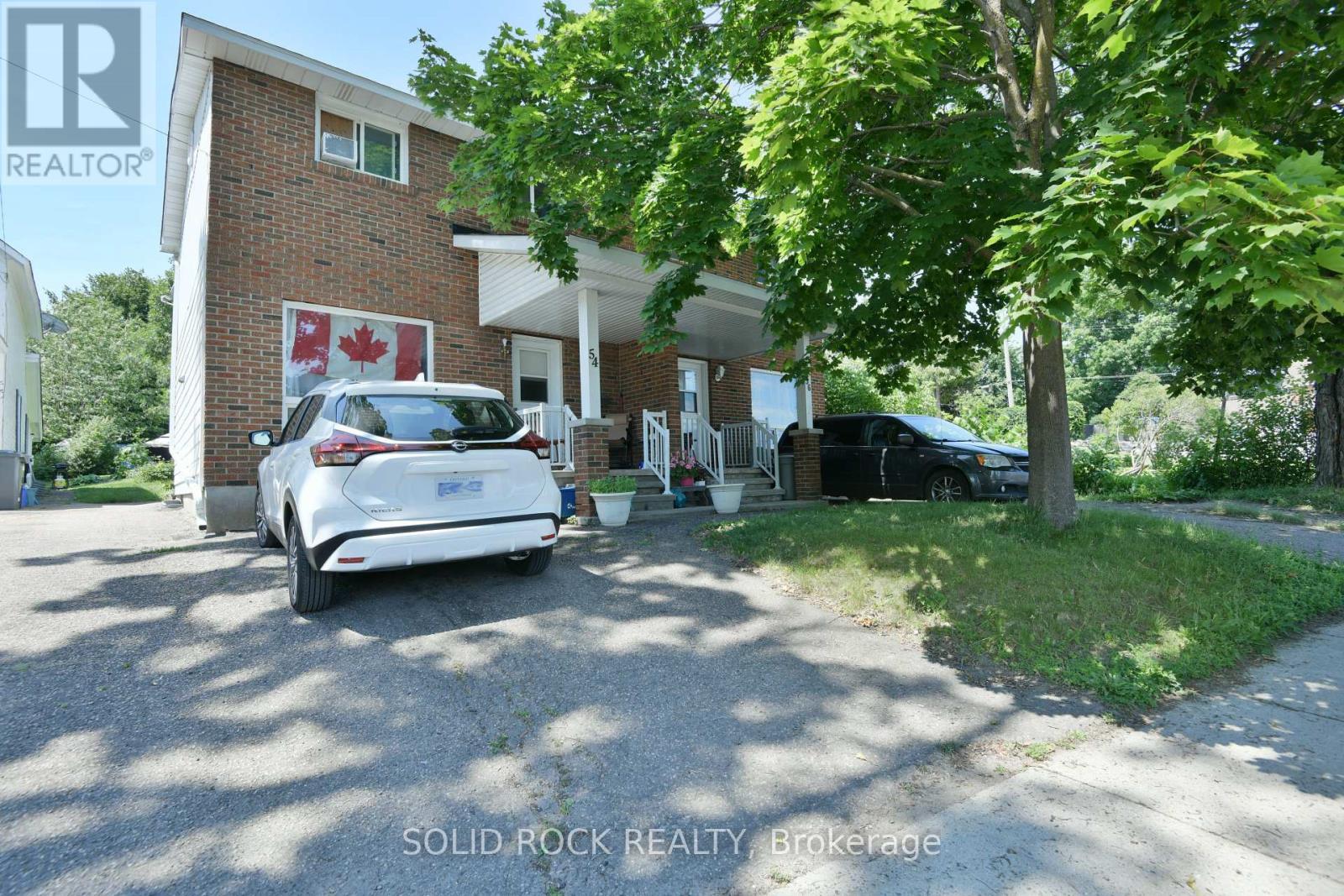 Good sized laneway on each side - 54 William Street W, Arnprior, ON - Outdoor