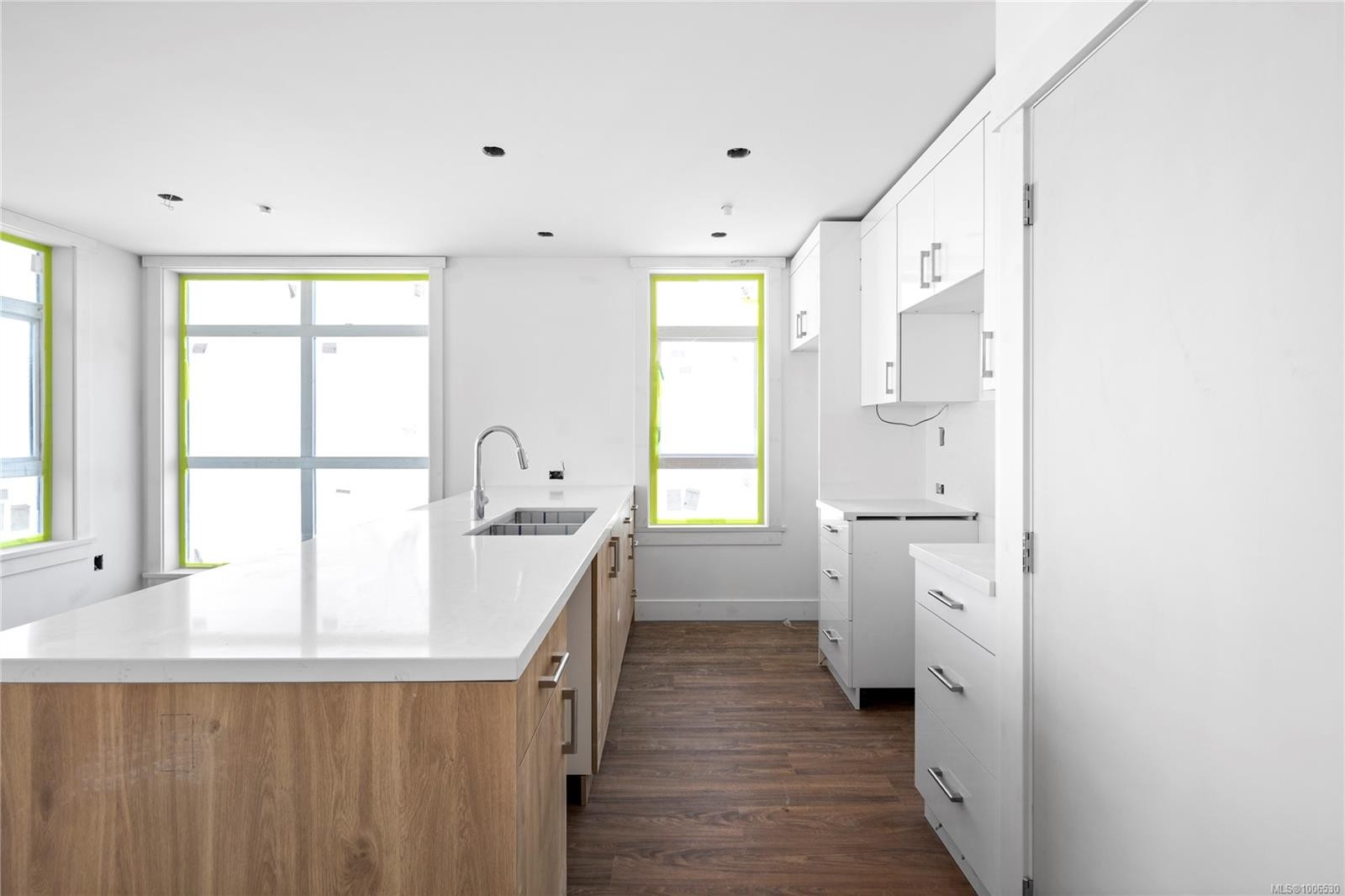 412-6320 Sentinal Dr, Nanaimo, BC - Indoor Photo Showing Kitchen With Double Sink