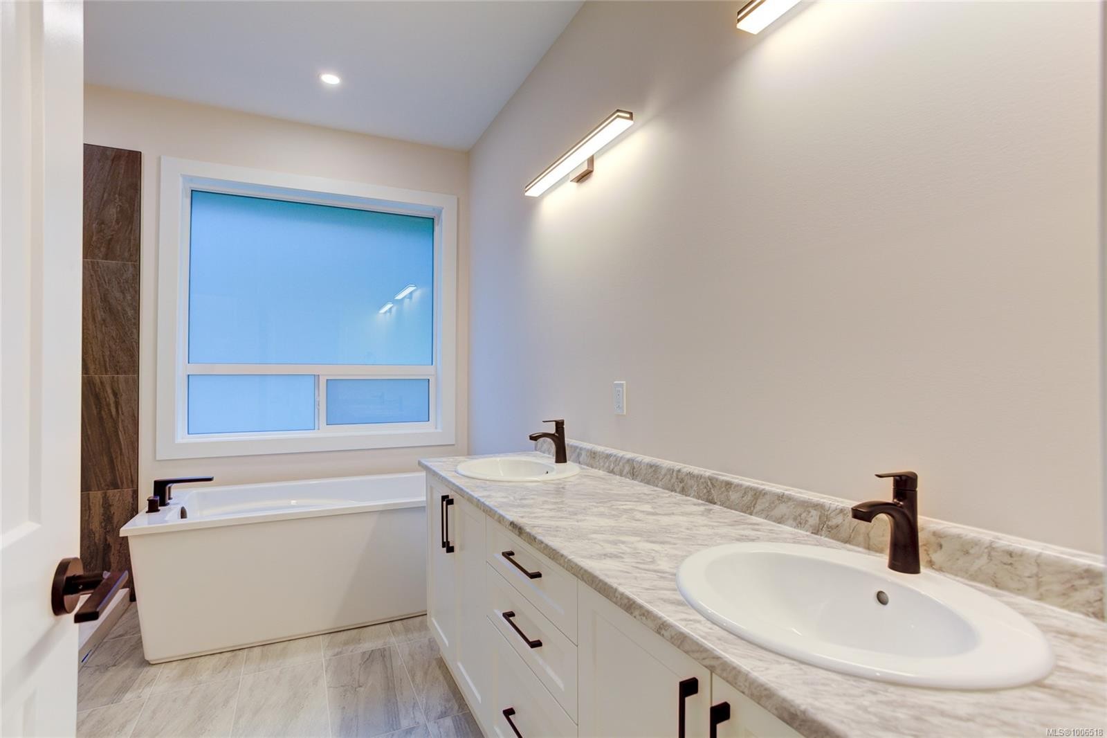 549 Mountain View Dr, Lake Cowichan, BC