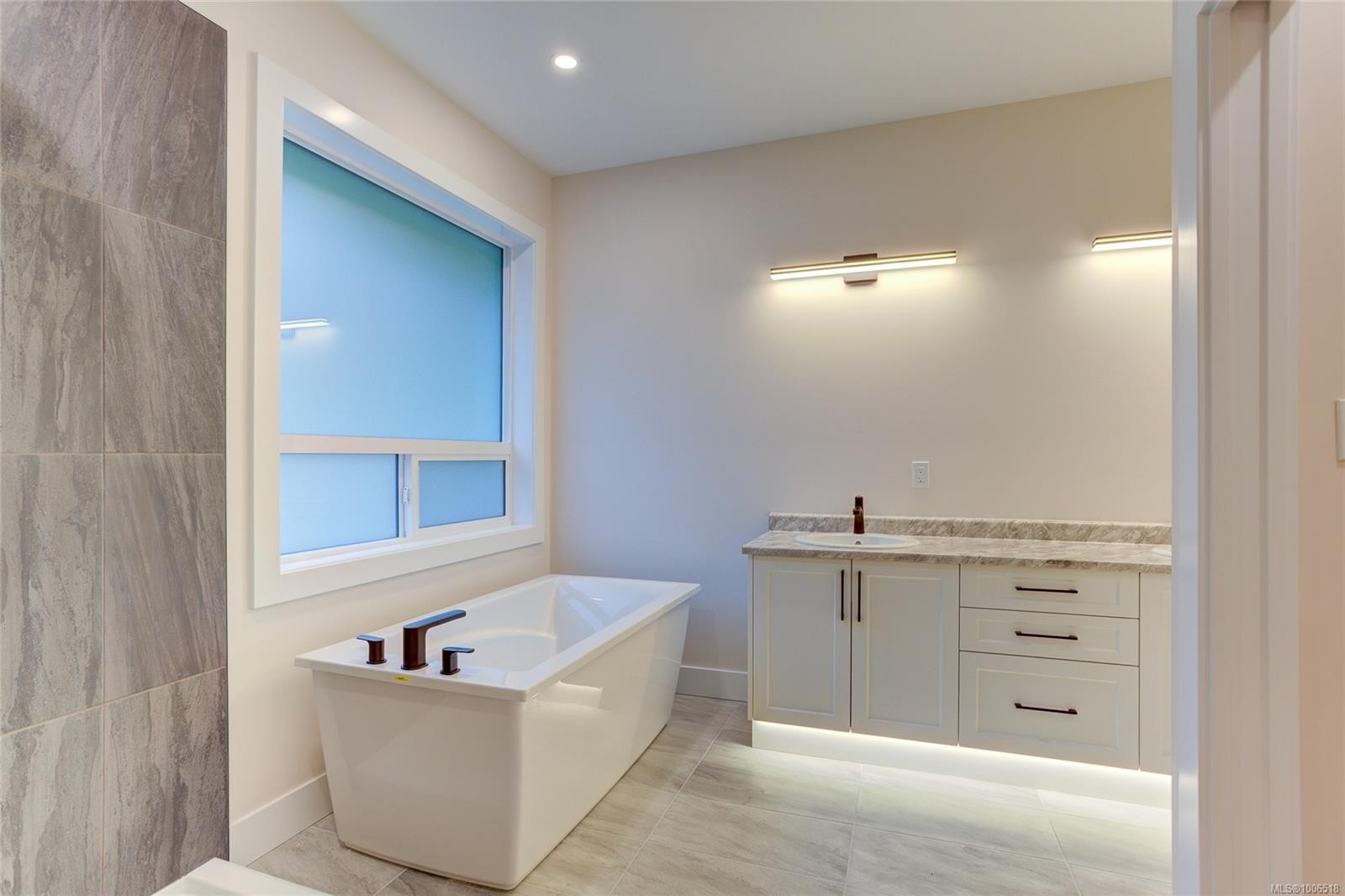 549 Mountain View Dr, Lake Cowichan, BC