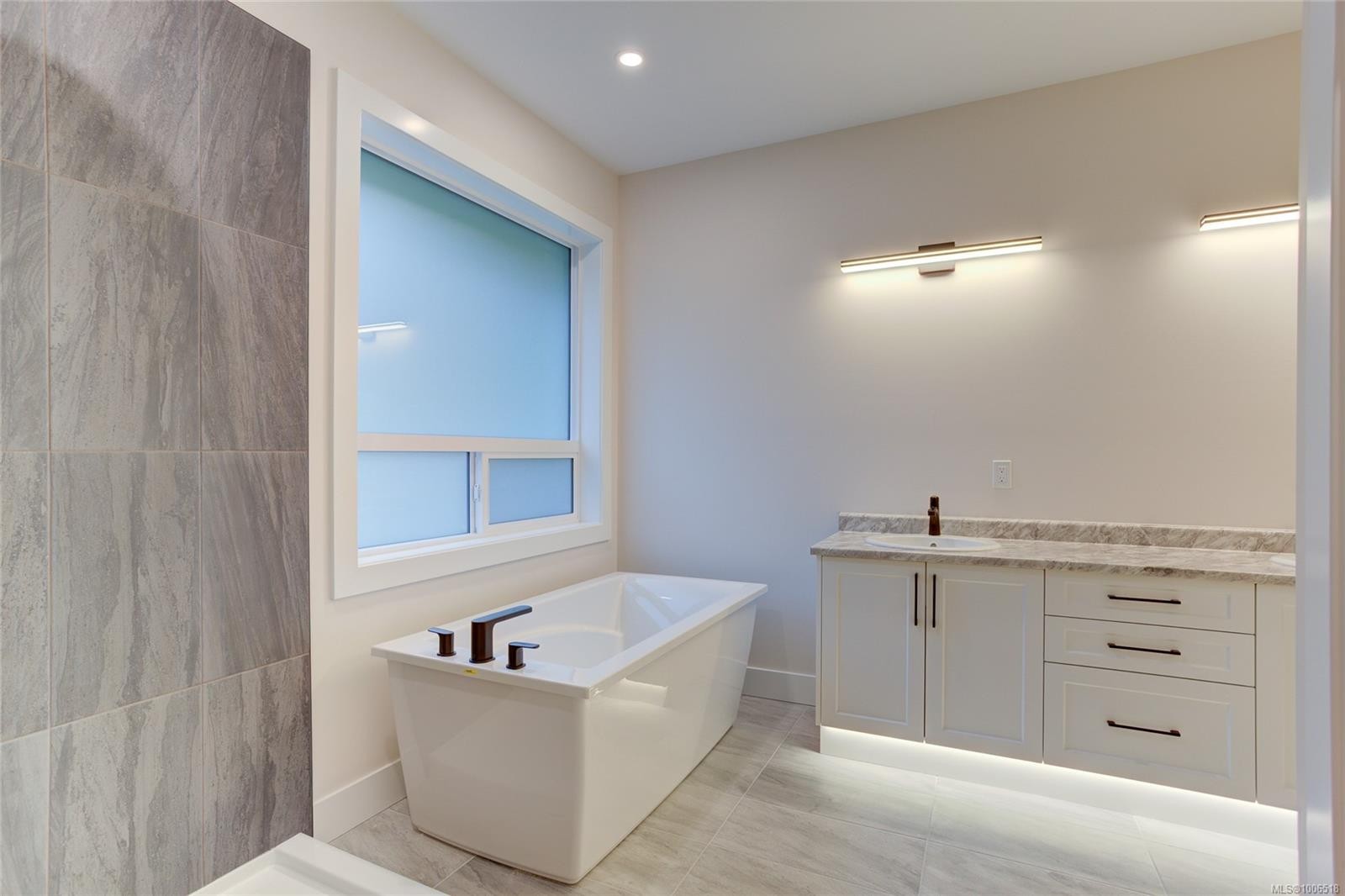 549 Mountain View Dr, Lake Cowichan, BC