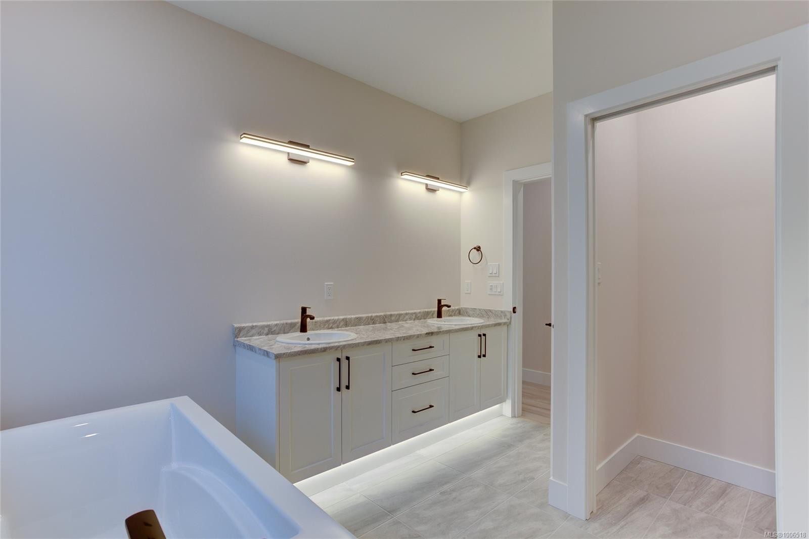 549 Mountain View Dr, Lake Cowichan, BC