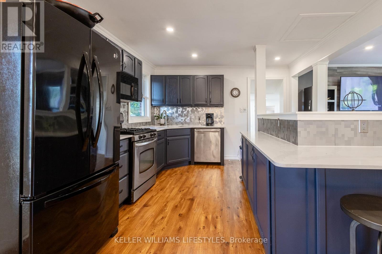188 Cayley Street, Goderich (Goderich (Town)), ON - Indoor Photo Showing Kitchen With Upgraded Kitchen