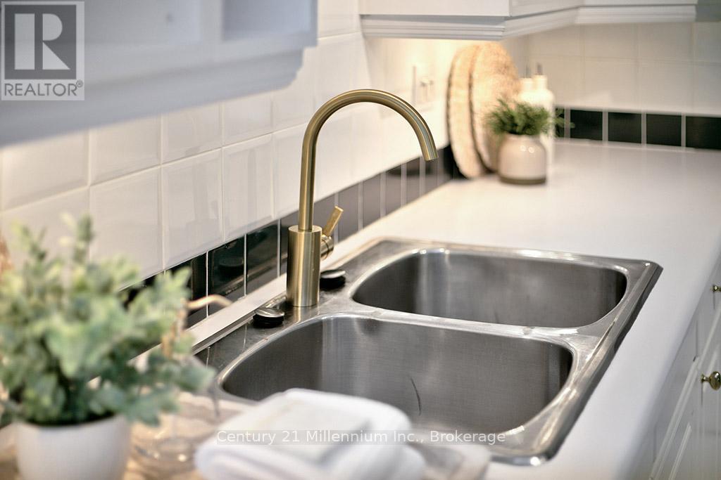 121 - 796404 Grey Road 19, Blue Mountains, ON - Indoor Photo Showing Kitchen With Double Sink