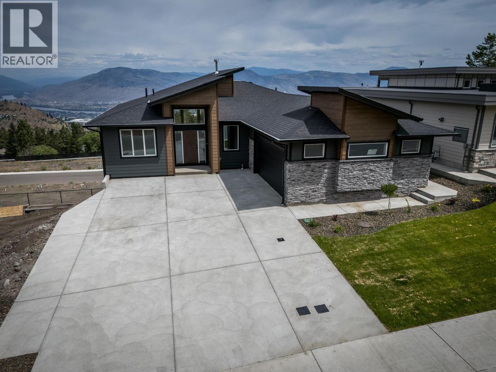 2138 Linfield Drive, Kamloops, BC - Outdoor With Facade