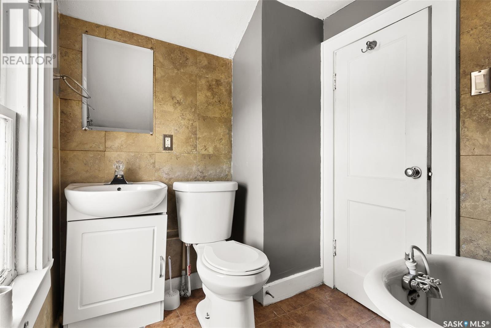 1424 Royal Street, Regina, SK - Indoor Photo Showing Bathroom