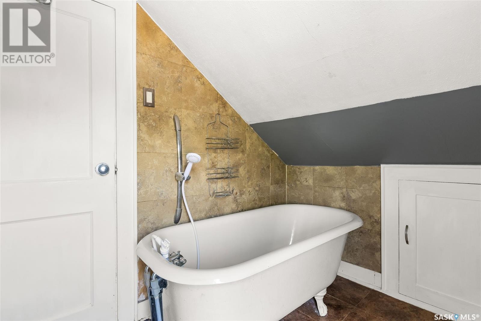 1424 Royal Street, Regina, SK - Indoor Photo Showing Bathroom