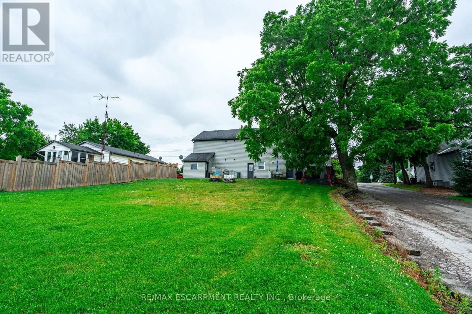 154-156 Freelton Road, Hamilton, ON - Outdoor