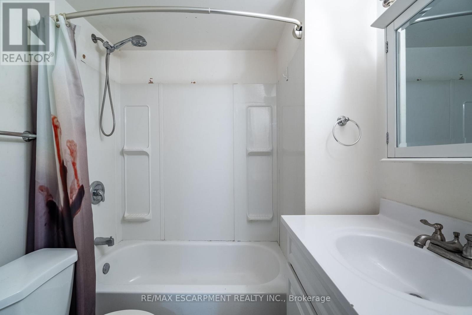 154-156 Freelton Road, Hamilton, ON - Indoor Photo Showing Bathroom