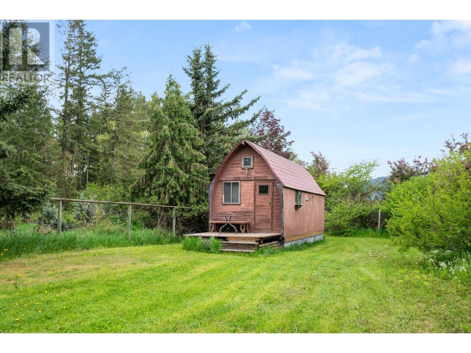 Cottage can sleep 3-4 - 910 Lumby Mabel Lake Road, Lumby, BC