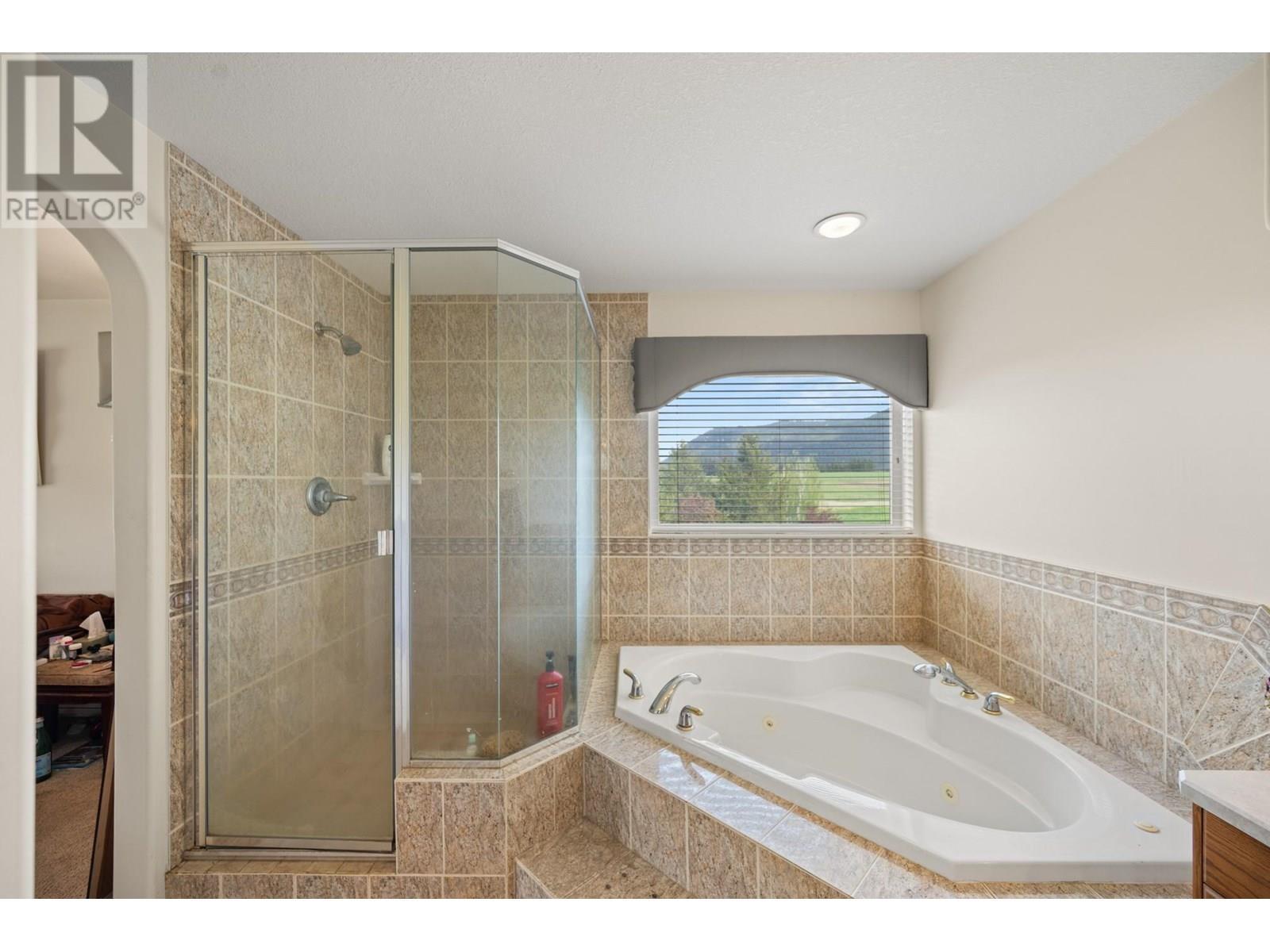 Primary en-suite - 910 Lumby Mabel Lake Road, Lumby, BC