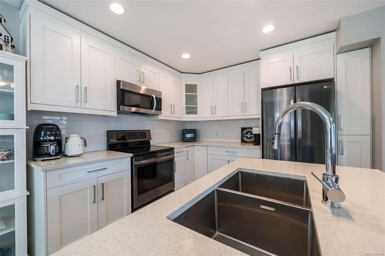 1341 Blue Heron Rd, Nanaimo, BC - Indoor Photo Showing Kitchen With Double Sink