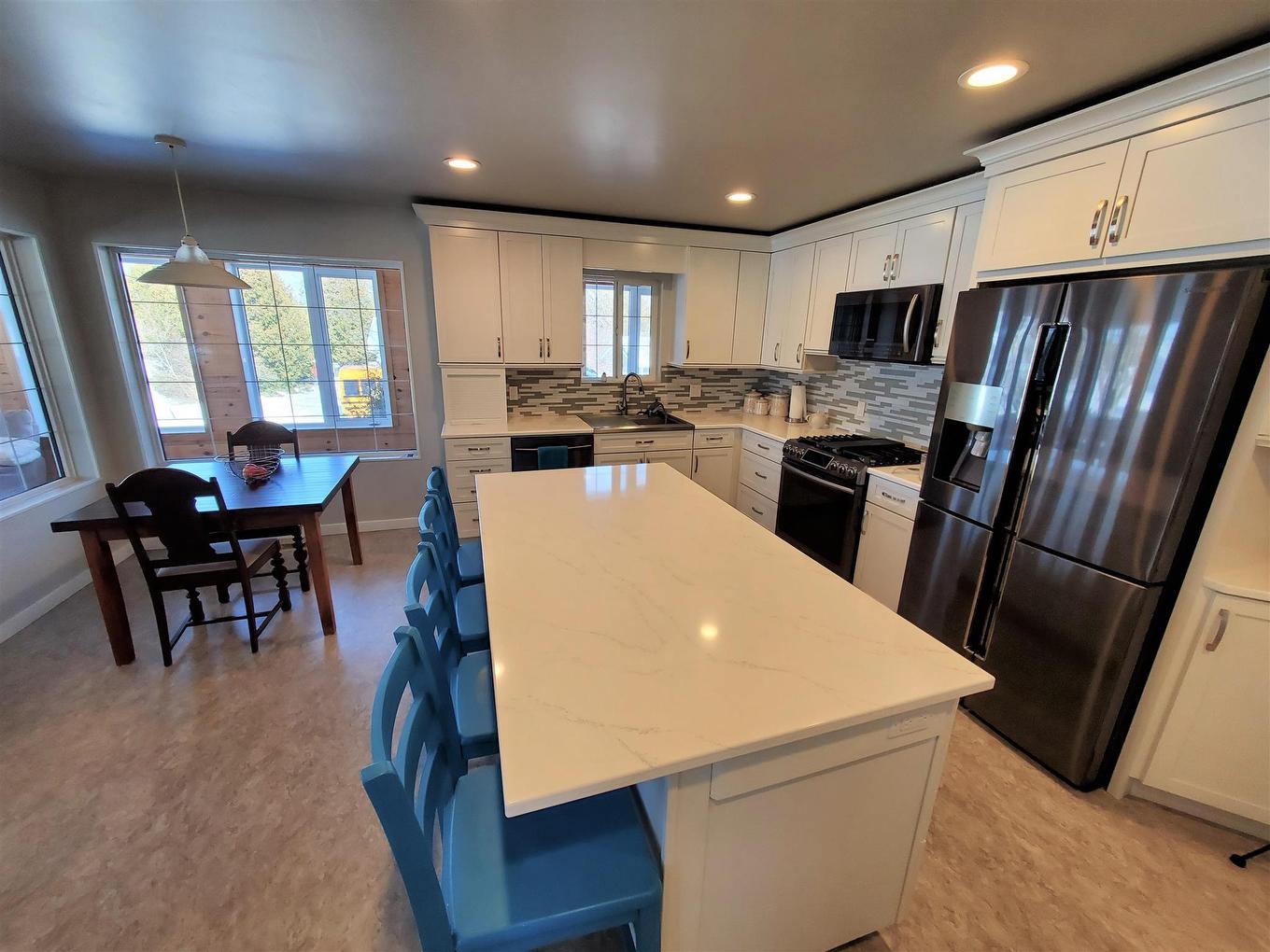 100 Queen Street, Barwick, ON - Indoor