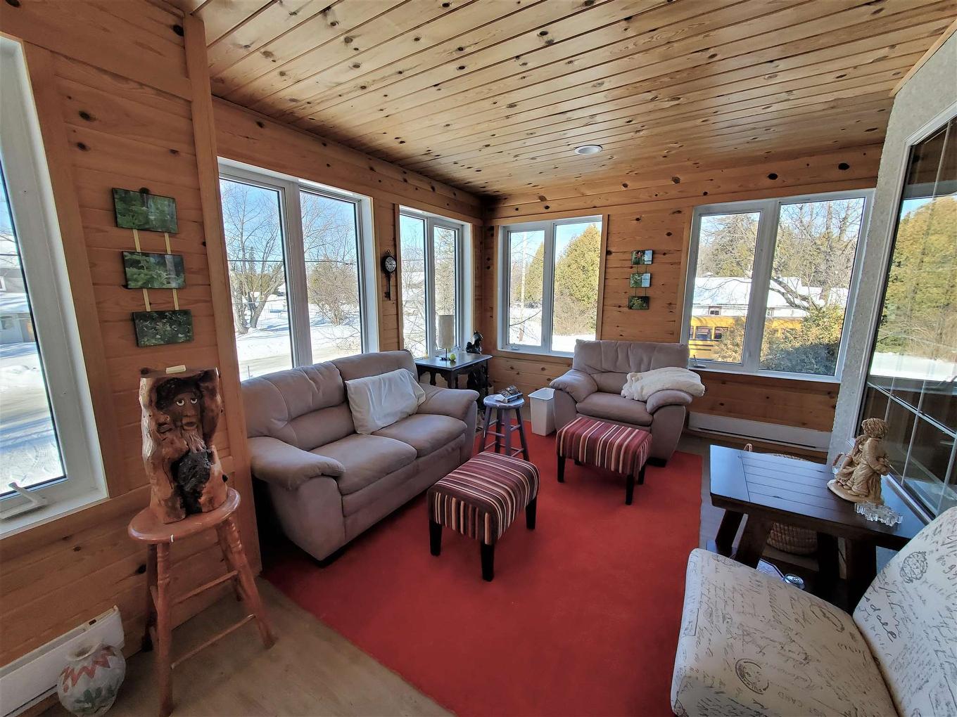 100 Queen Street, Barwick, ON - Indoor Photo Showing Living Room