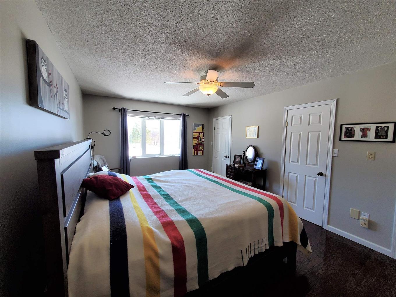 100 Queen Street, Barwick, ON - Indoor Photo Showing Bedroom