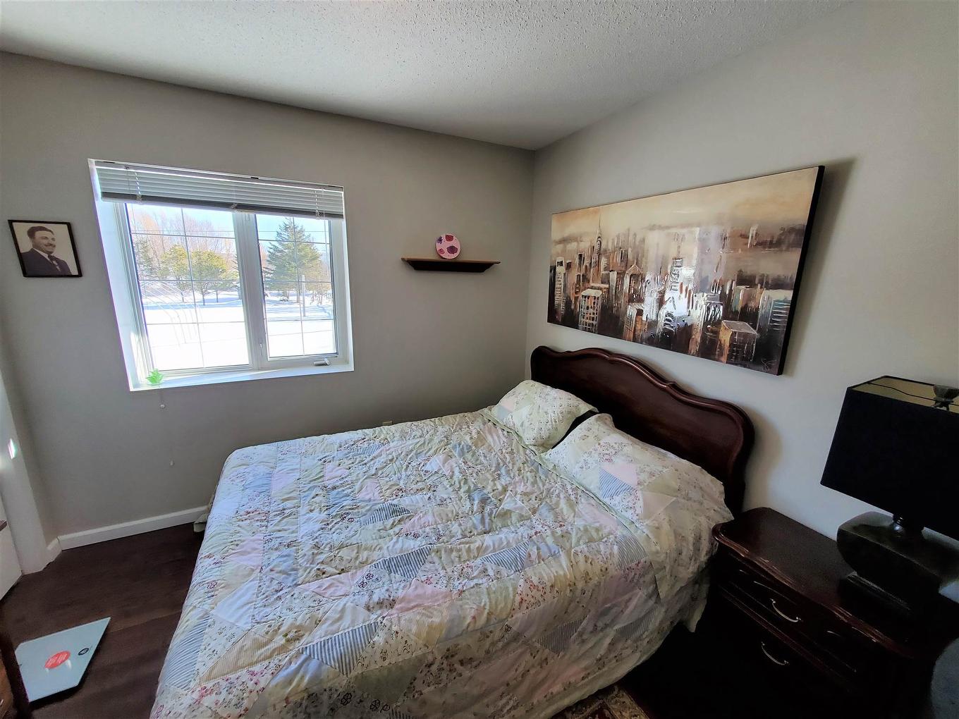 100 Queen Street, Barwick, ON - Indoor Photo Showing Bedroom