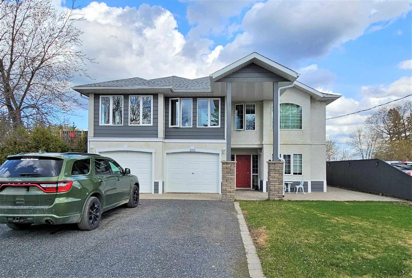 100 Queen Street, Barwick, ON - Outdoor With Facade