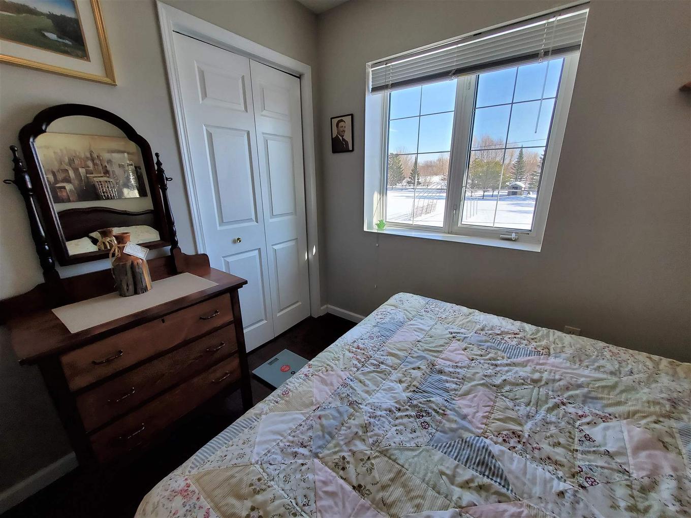 100 Queen Street, Barwick, ON - Indoor Photo Showing Bedroom