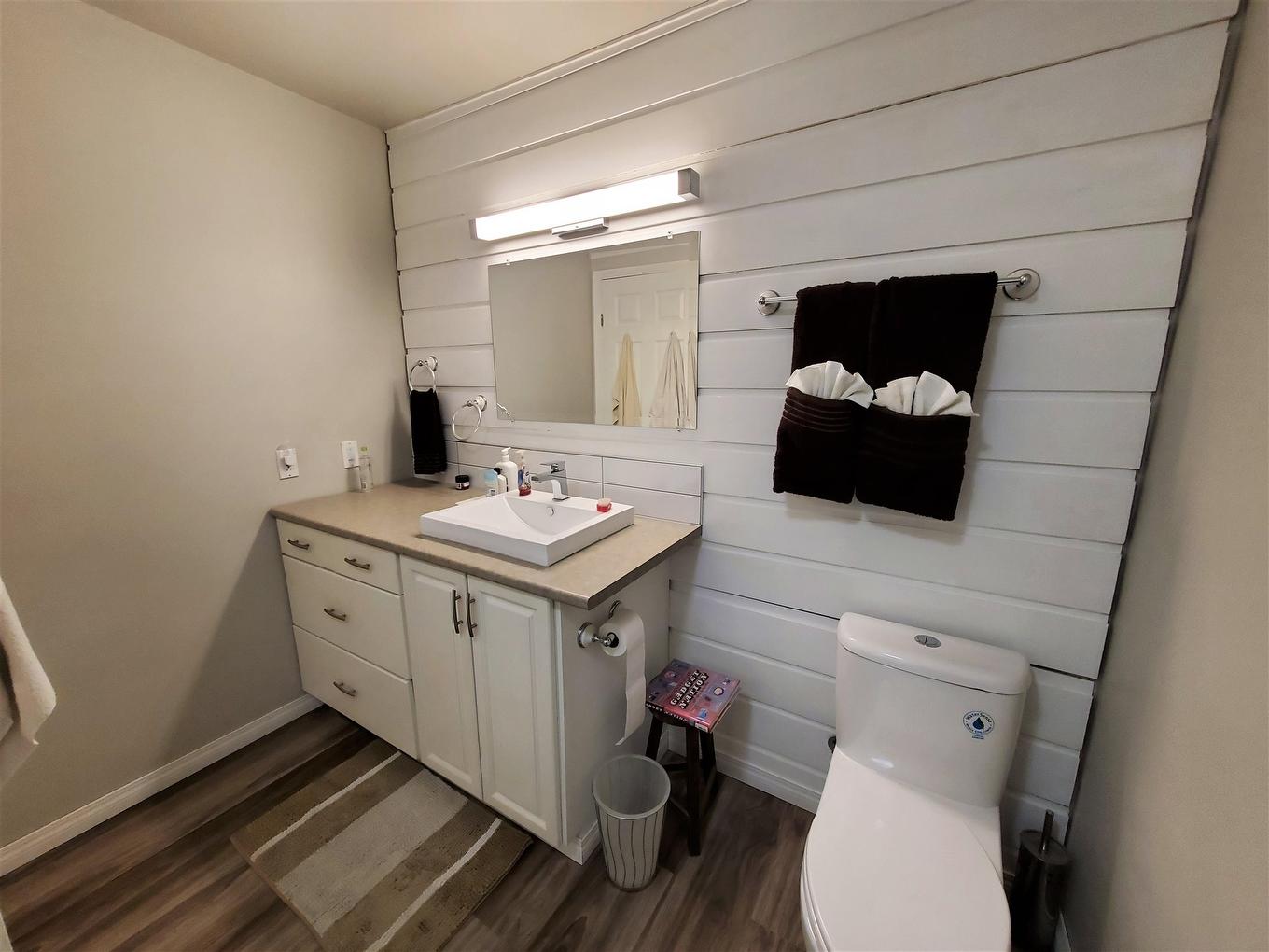 100 Queen Street, Barwick, ON - Indoor Photo Showing Bathroom