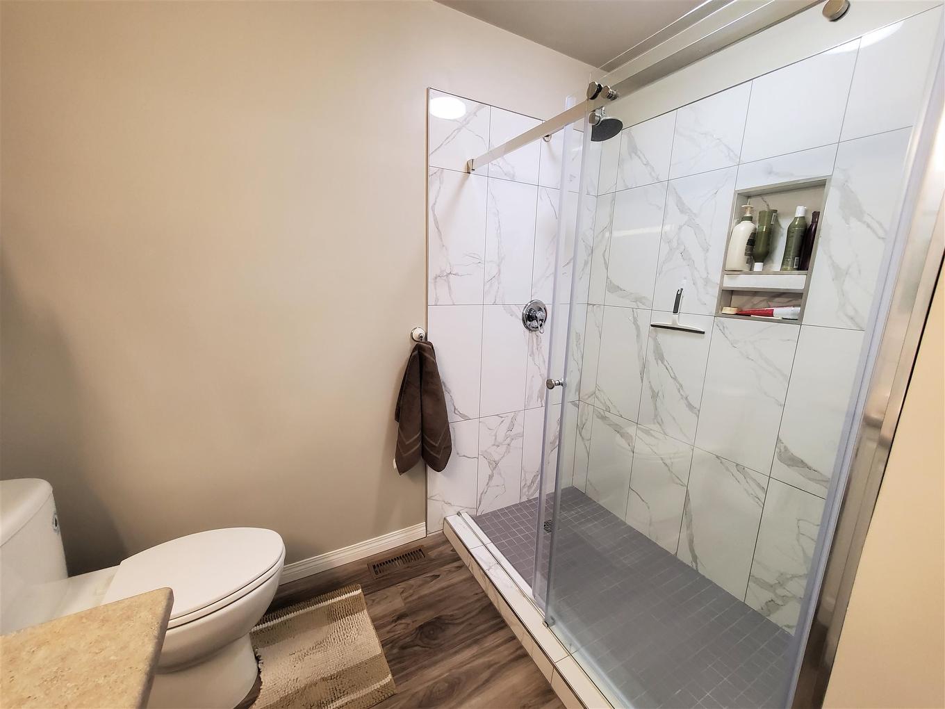 100 Queen Street, Barwick, ON - Indoor Photo Showing Bathroom