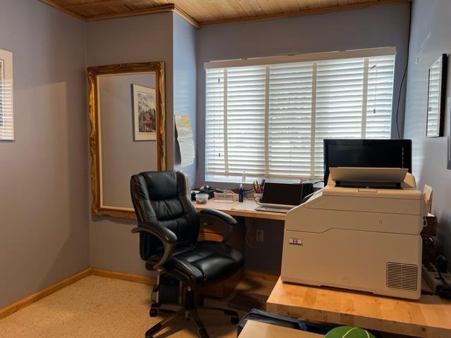 100 Queen Street, Barwick, ON - Indoor Photo Showing Office