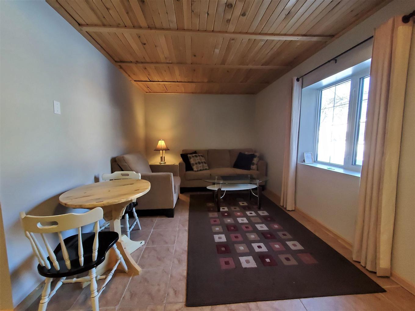 100 Queen Street, Barwick, ON - Indoor Photo Showing Other Room