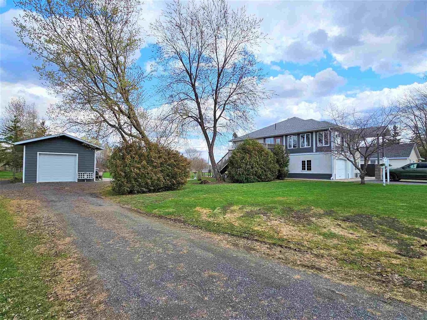 100 Queen Street, Barwick, ON - Outdoor