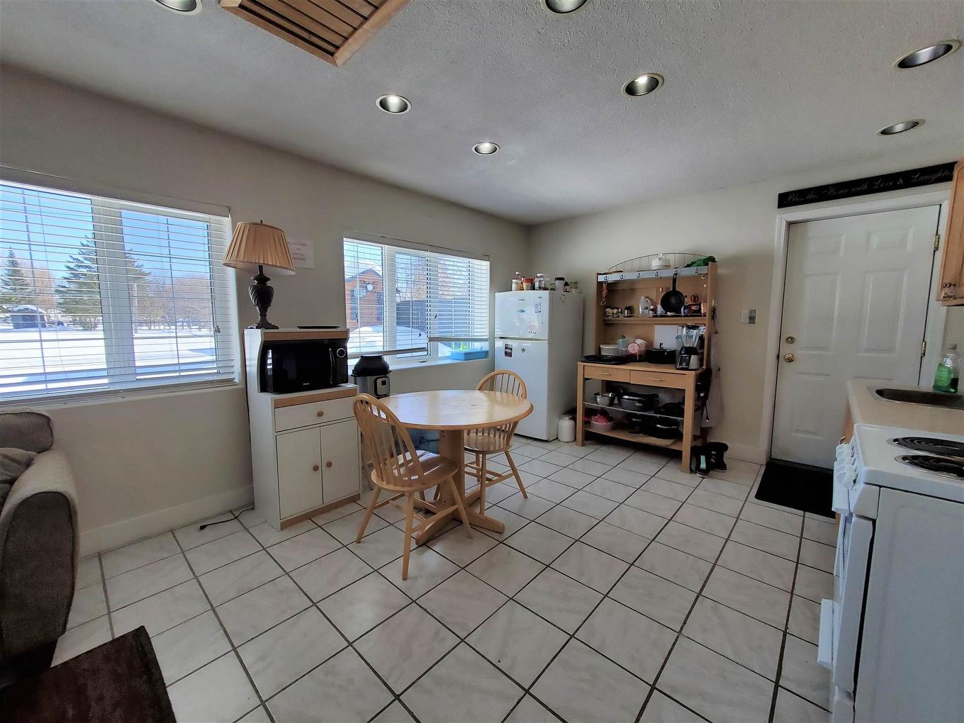 100 Queen Street, Barwick, ON - Indoor