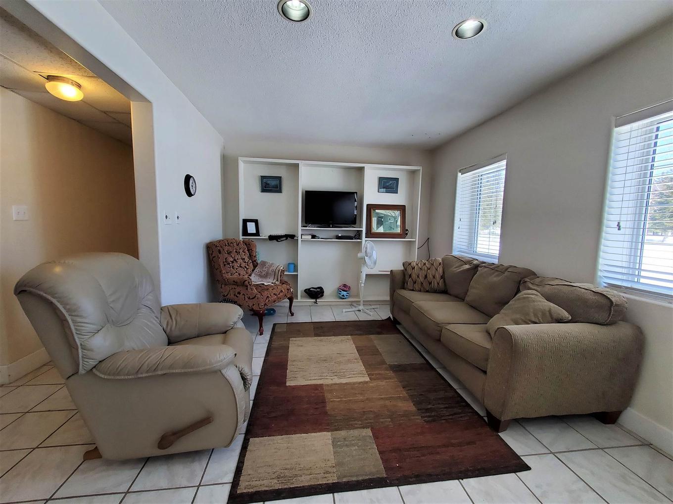 100 Queen Street, Barwick, ON - Indoor Photo Showing Living Room
