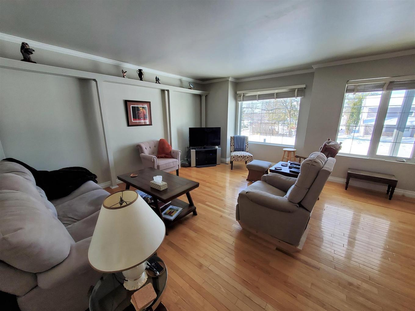 100 Queen Street, Barwick, ON - Indoor Photo Showing Living Room