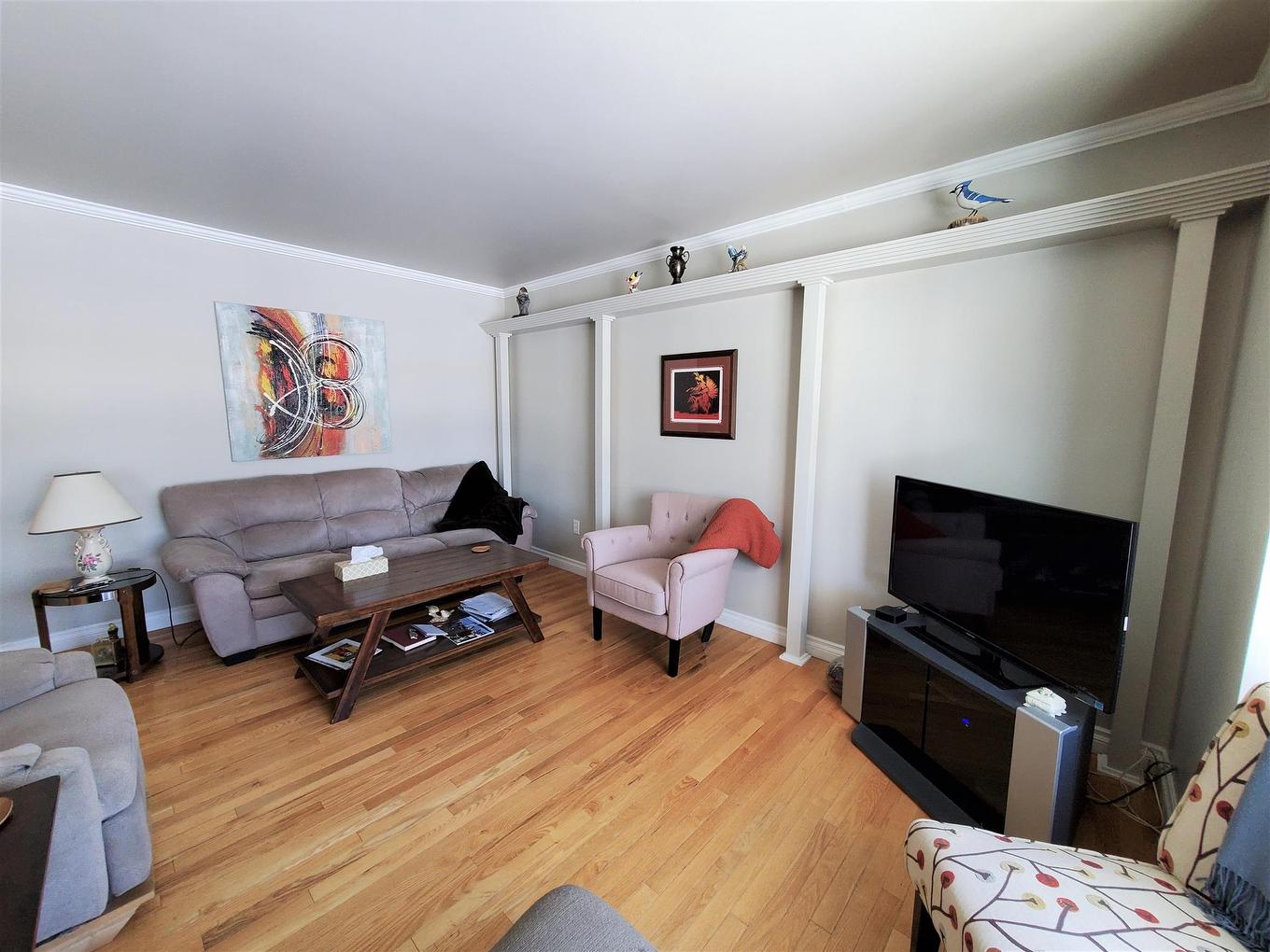 100 Queen Street, Barwick, ON - Indoor Photo Showing Living Room