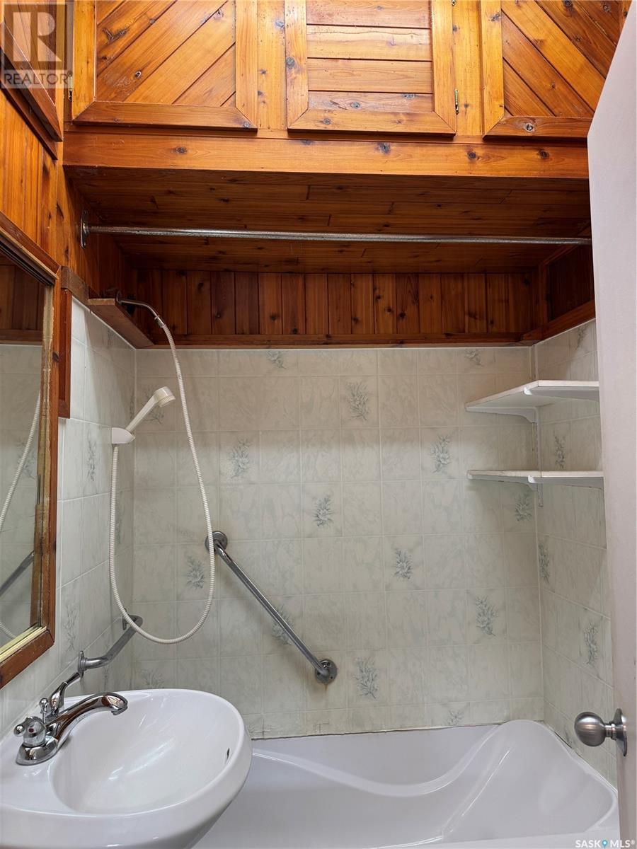 218 4Th Street E, Wynyard, SK - Indoor Photo Showing Bathroom