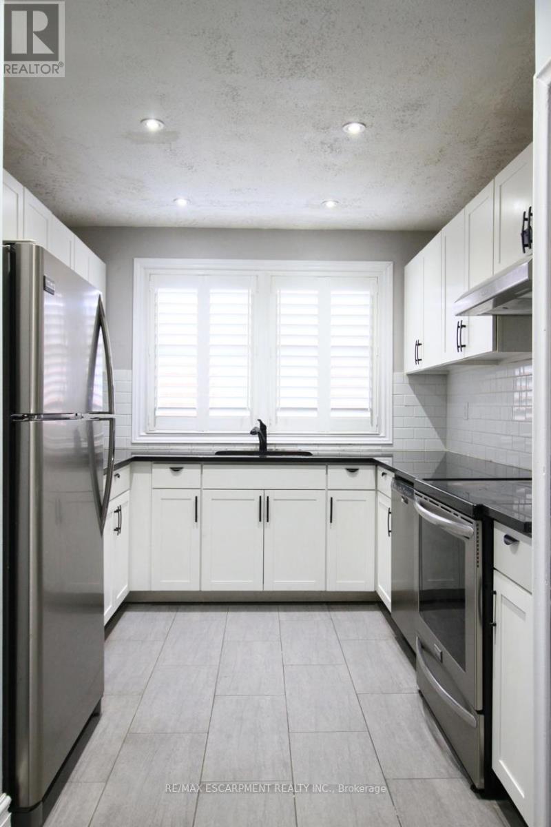 1 - 176 East 32Nd Street, Hamilton, ON - Indoor Photo Showing Kitchen With Upgraded Kitchen