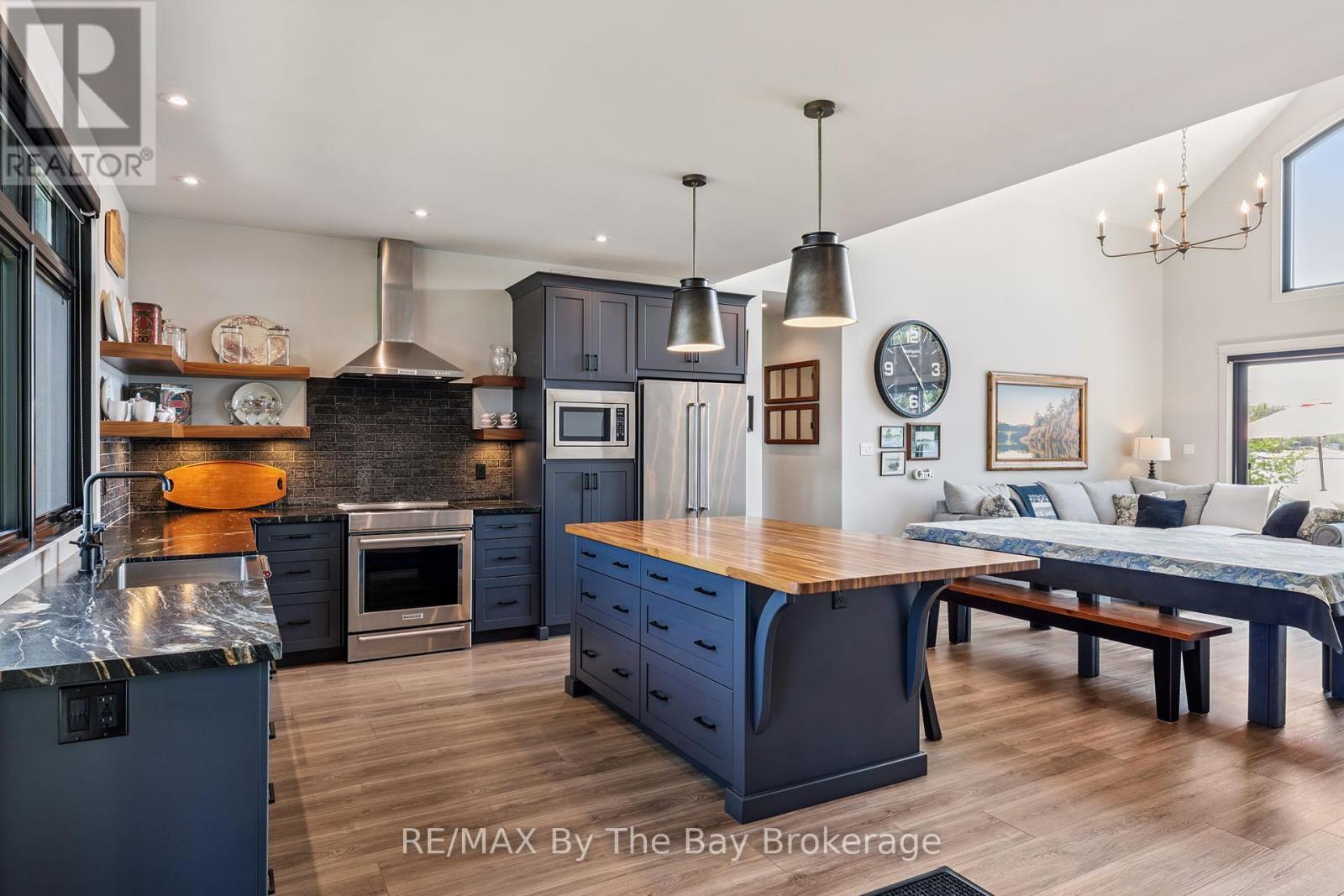 4 Island 800, Georgian Bay (Baxter), ON - Indoor Photo Showing Kitchen With Upgraded Kitchen