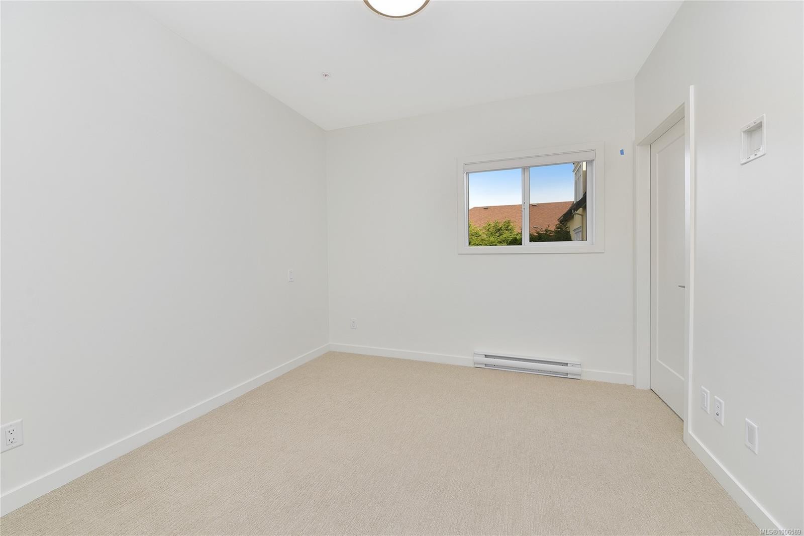 203-9716 Third St, Sidney, BC - Indoor Photo Showing Other Room