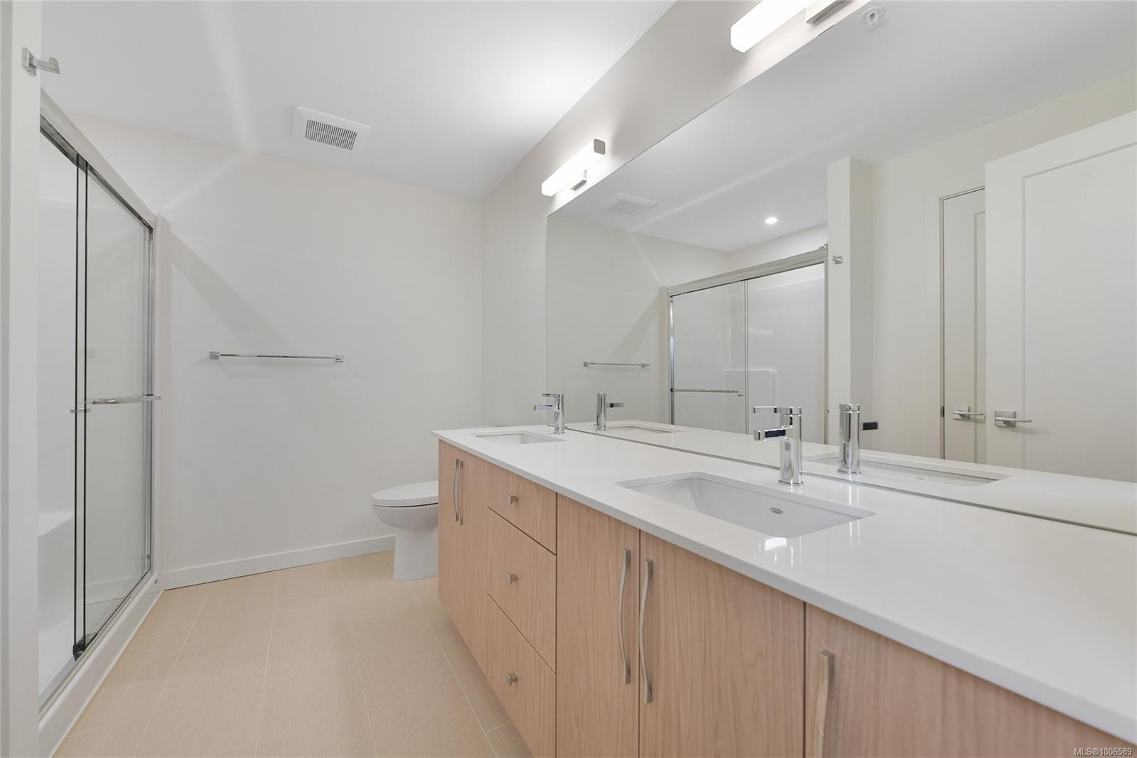 203-9716 Third St, Sidney, BC - Indoor Photo Showing Bathroom